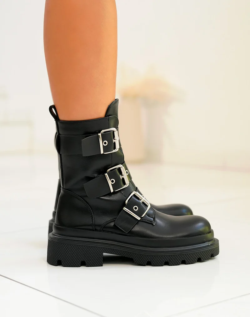 Bottines femme noires à sangles épaisses avec détails argentés semelle crantée