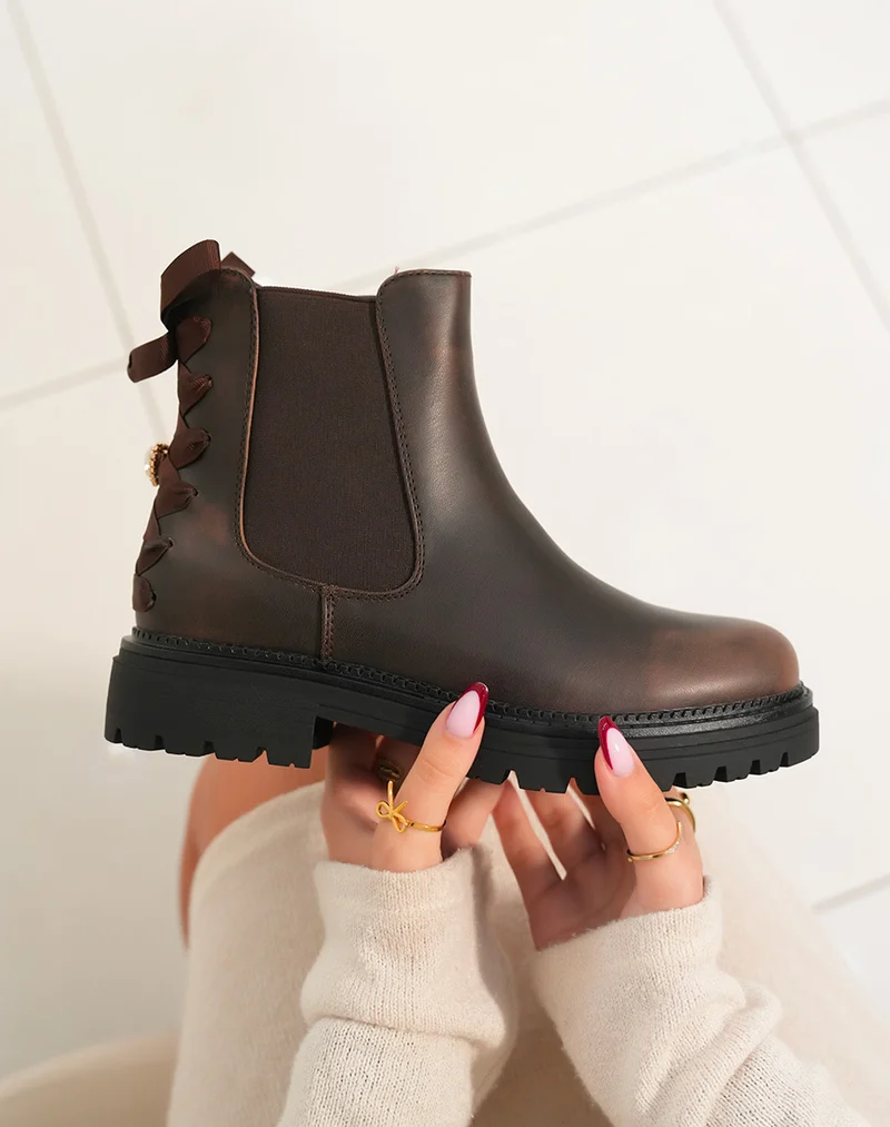 Bottines marron effet délavé style chelsea avec détails dorés