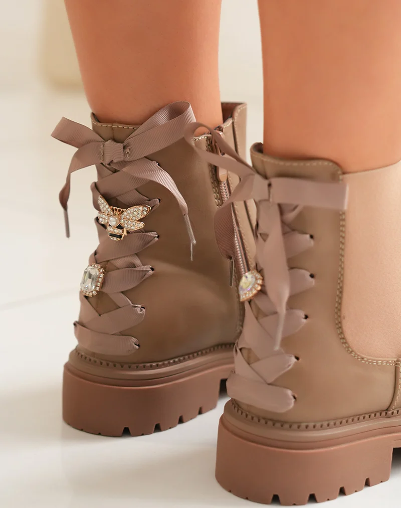 Bottines taupe femme style chelsea avec laçage décoratif et détails dorés