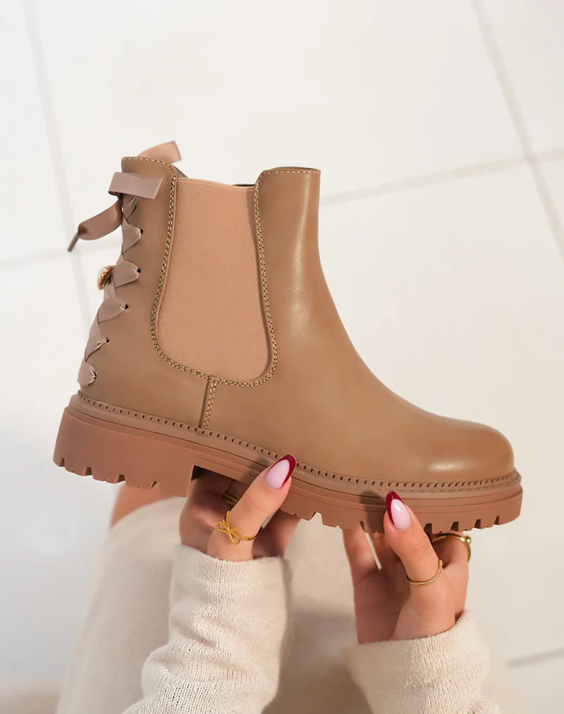 Bottines taupe femme style chelsea avec laçage décoratif et détails dorés