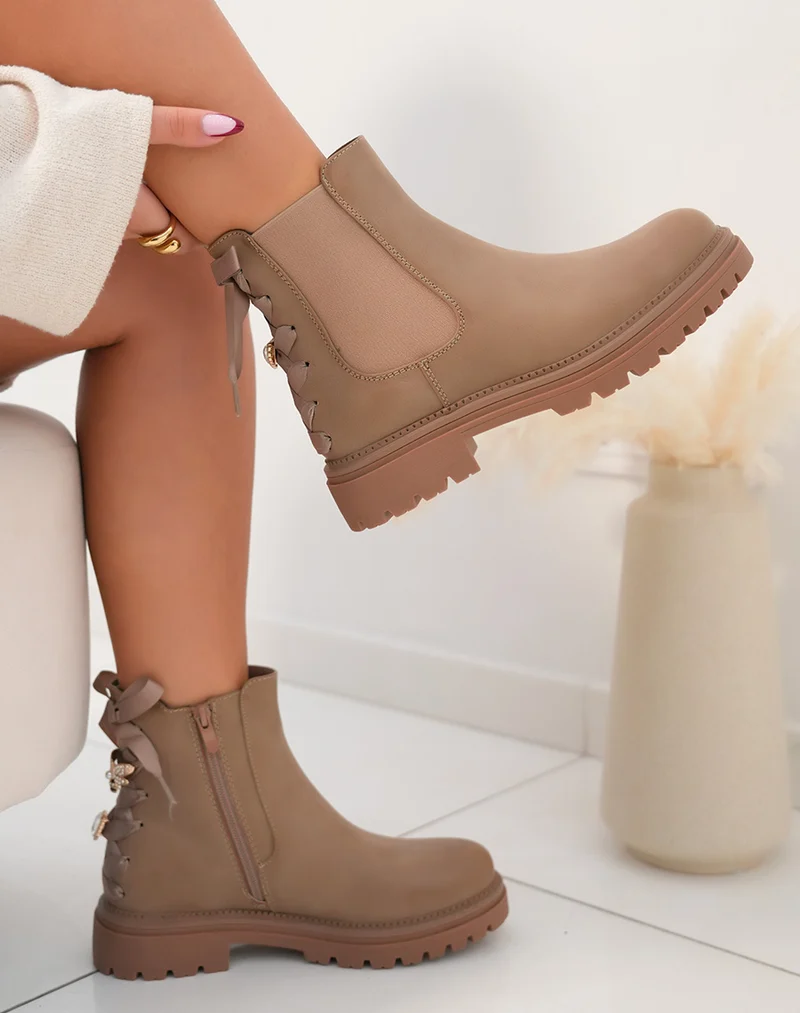 Bottines taupe femme style chelsea avec laçage décoratif et détails dorés