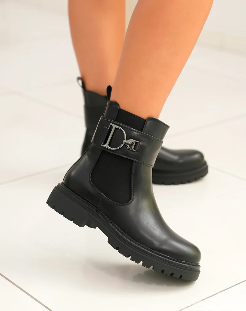Bottines femme noires avec lanière argentée et semelle crantée