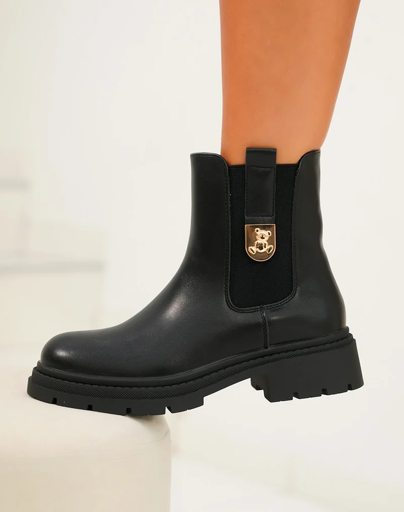 Bottines femme noires avec détail ourson doré et semelle crantée