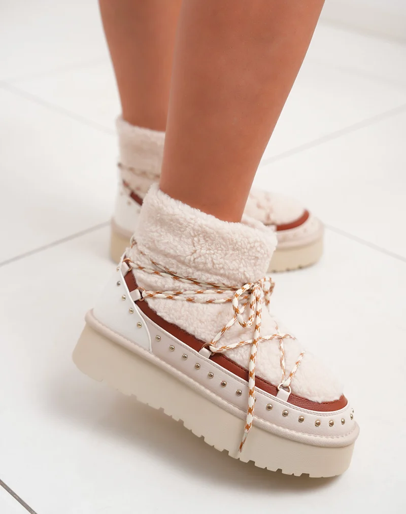 Bottines femme fourrées beige à lacets avec clous dorés et semelle crantée