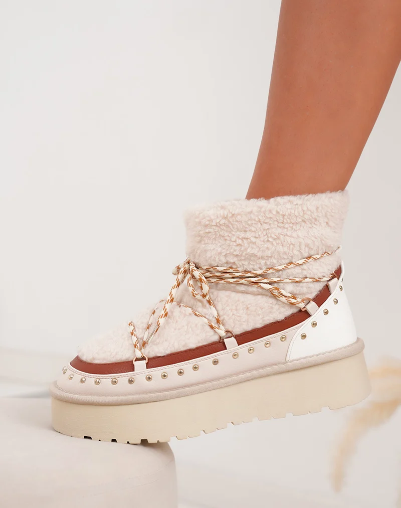 Bottines femme fourrées beige à lacets avec clous dorés et semelle crantée