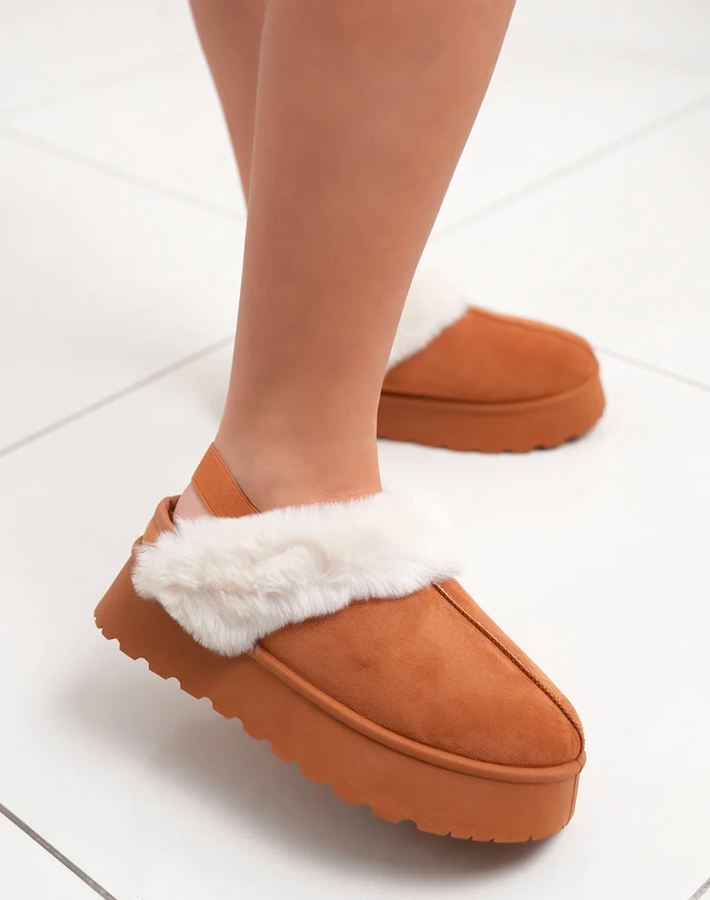 Mules femme camel en suédine fourrée avec lanière ajustable et semelle crantée