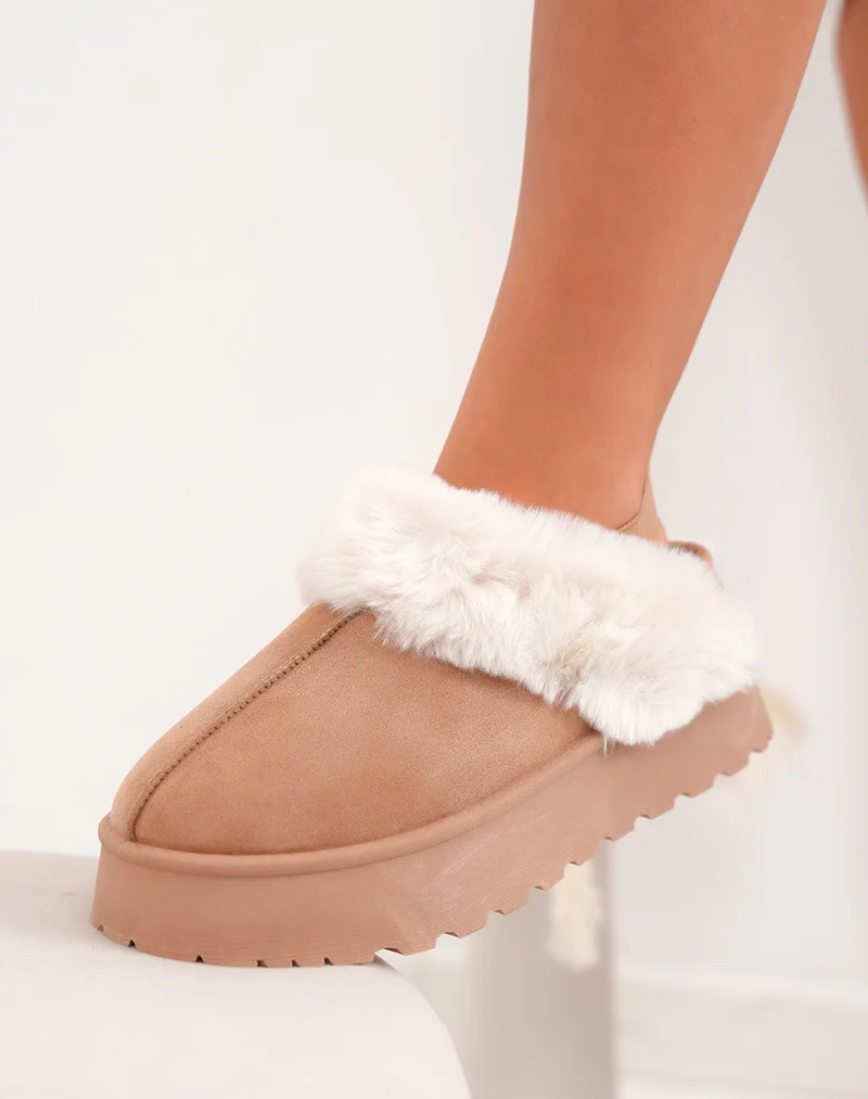 Mules femme taupe en suédine fourrée avec lanière ajustable et semelle crantée