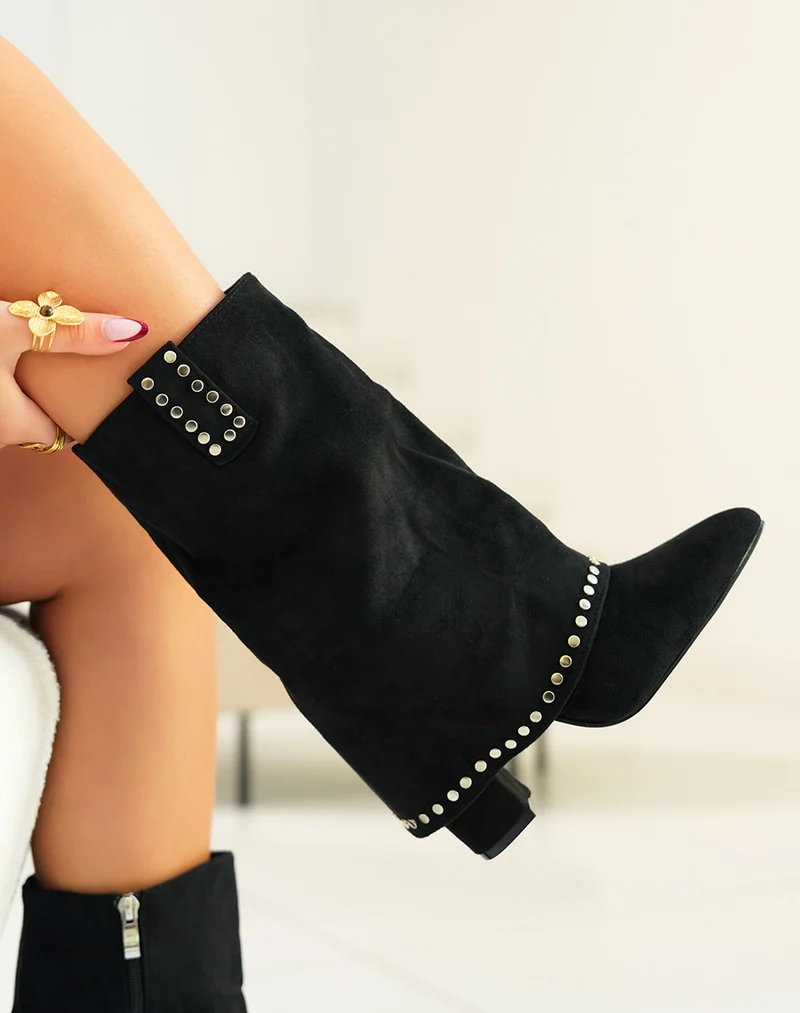 Bottines femme en suédine avec revers et clous argentés