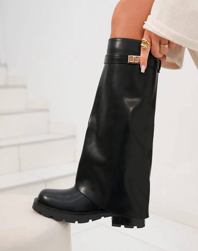 Bottes femme noires à revers avec détail doré et semelle crantée