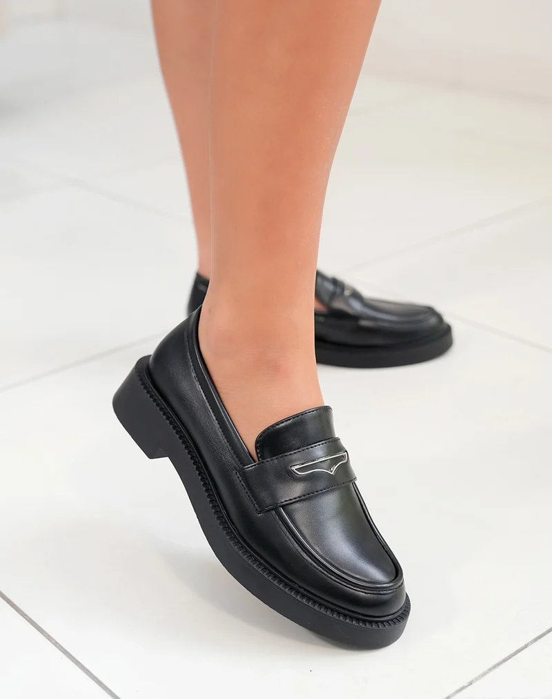 Mocassin femme noir avec semelle lisse et détail argenté