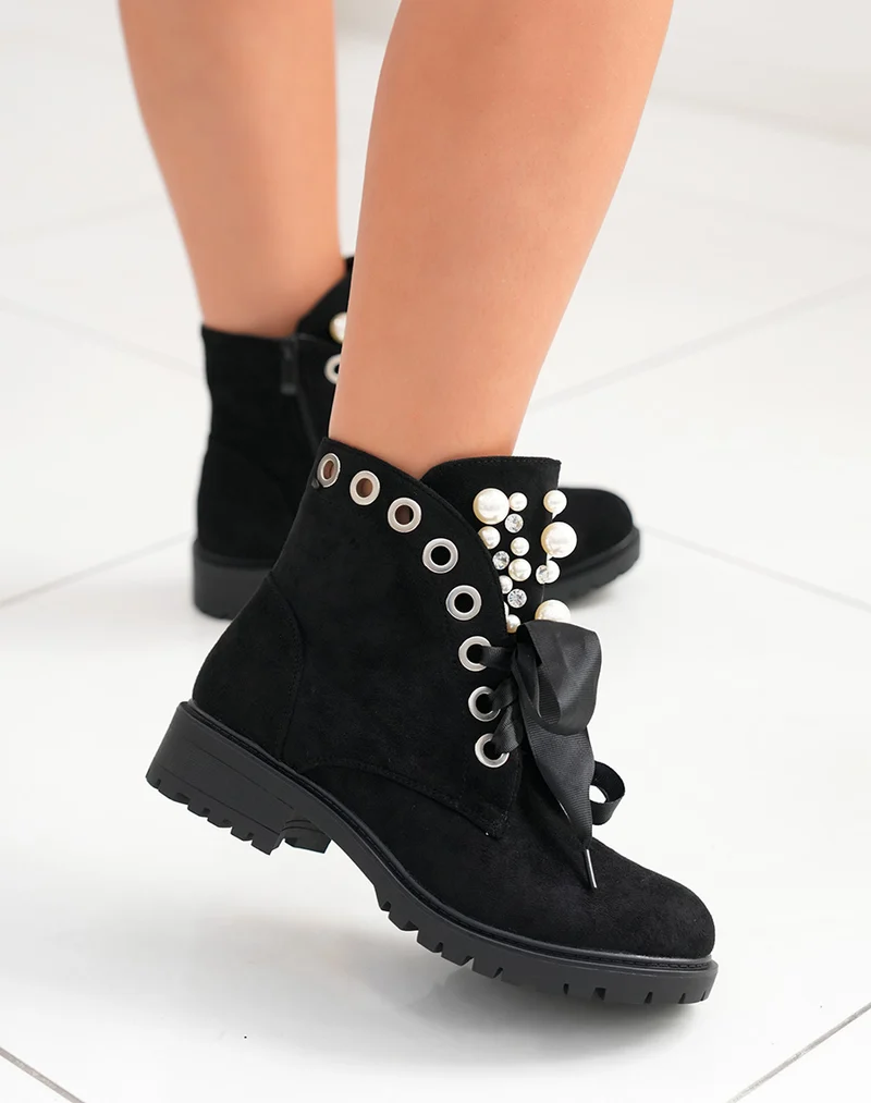 Bottines en suédine noire à lacets épais et ajourées avec perles
