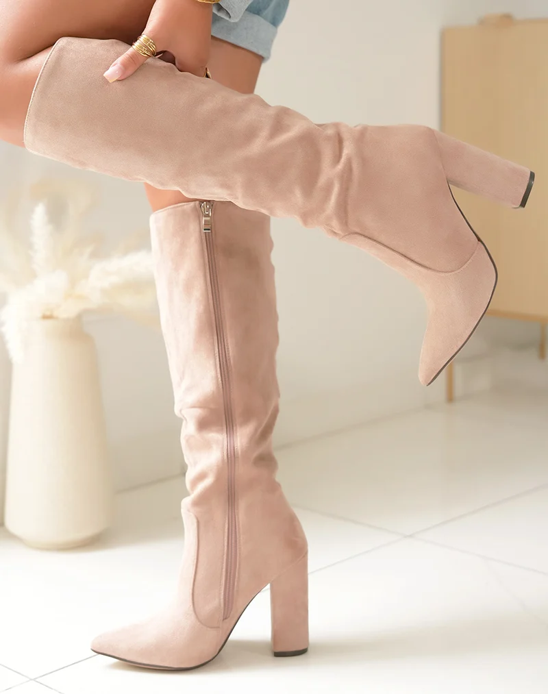 Bottes en suédine beige à bout pointu