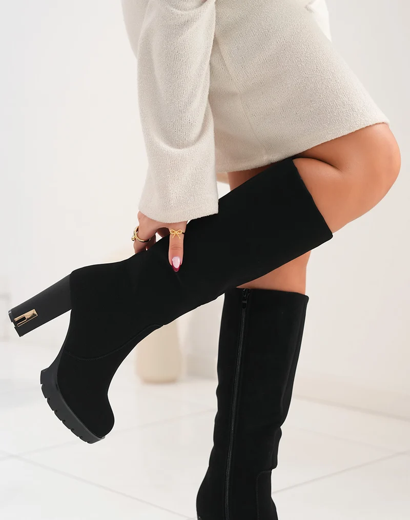 Bottes à talon en suédine noire à détail doré