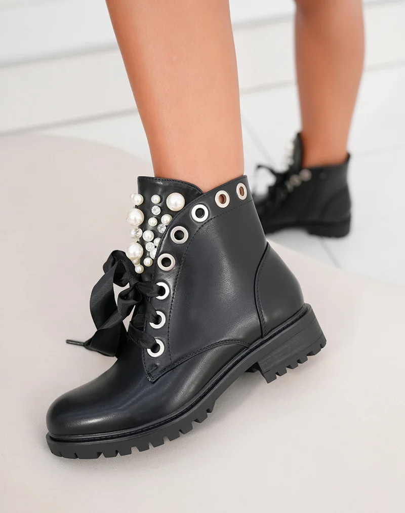 Bottines noires à lacets épais et ajourées de perles