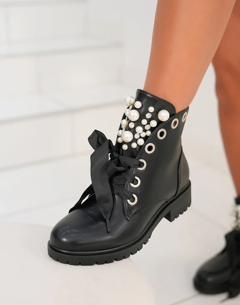 Bottines noires à lacets épais et ajourées de perles